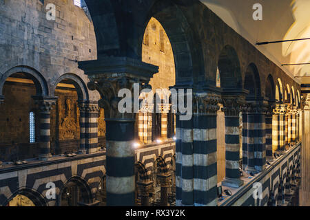 Gênes, Italie - 4 novembre, 2018 : Intérieur de cathédrale San Lorenzo ou la Cathédrale de Saint Laurent Banque D'Images