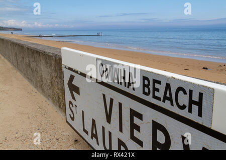 Signe de route sur Omaha Beach entre Vierville et St Laurent, Normandie, France. Banque D'Images