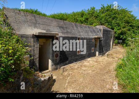 Caisson en béton typiquement allemand allemand à la batterie de Maisy, près de Grandcamp Maisy, Normandie, France. Banque D'Images