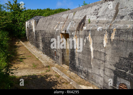 Caisson en béton typiquement allemand allemand à la batterie de Maisy, près de Grandcamp Maisy, Normandie, France. Banque D'Images