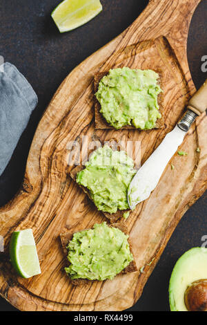Trois collations avec pain de seigle et la purée d'avocat. Le concept de restauration rapide snack. Banque D'Images