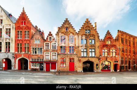 Bruges - Vue sur la Place Jan Van Eyck et de l'église à Bruges, Belgique Banque D'Images