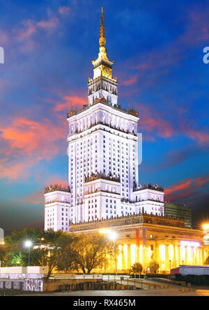 Palais de la Culture et de la science à Varsovie, Pologne la nuit. Banque D'Images