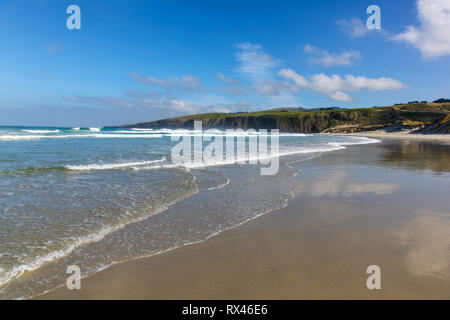 Voir au rivage au Sand Fly Bay sur la péninsule d'Otago à Dunedin juste hors de l'île du sud de Nouvelle-Zélande. Banque D'Images