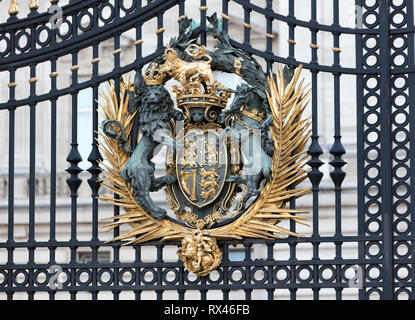 Londres, Royaume-Uni - 20 Février, 2019 : armoiries sur Buckingham Palace fence Banque D'Images