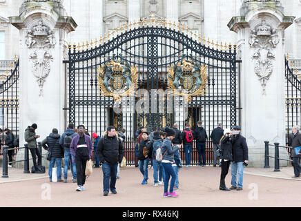 Londres, Royaume-Uni - Février 20, 2019 : les foules se rassemblent à l'extérieur de Buckingham Palace pour voir la relève de la garde