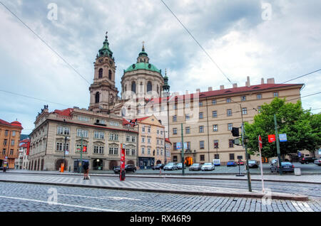 PRAGUE, RÉPUBLIQUE TCHÈQUE - le 14 juillet - L'église Saint-Nicolas le 14 juillet 2014. Construite entre 1704-1755 il est décrit comme l'exemple le plus impressionnant Banque D'Images