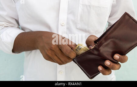 Man main prend une devise indienne hors de son porte-monnaie close up Banque D'Images