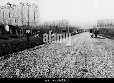 L'asphaltage de l'autoroute, Milan, Italie 1957 Banque D'Images