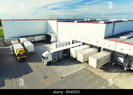 La logistique et le stockage des marchandises - Chargement et déchargement des marchandises pour le transport par camion Banque D'Images