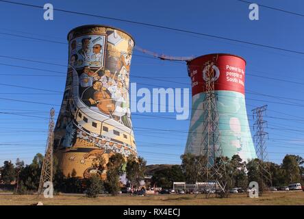 Les tours de refroidissement double utilisé pour le saut à Soweto, Johannesburg, Afrique du Sud - connu sous le nom de tours d'Orlando Banque D'Images