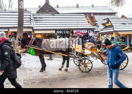 Zakopane, Pologne - 21 février 2019. Transport de chevaux, debout sur rue Krupowki à Zakopane. Banque D'Images