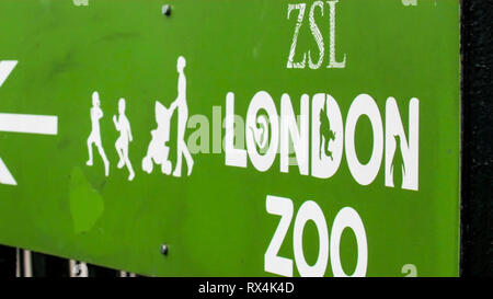 La signalisation d'entrée du Zoo de Londres. Le Zoo de Londres est le plus ancien zoo du monde scientifique. Banque D'Images