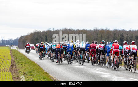 Fains-la-Folie, France - le 5 mars 2018 : image de l'arrière peoton à cheval sur une route de campagne au cours de l'étape 2 de Paris-Nice 2018. Banque D'Images