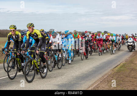 Fains-la-Folie, France - le 5 mars 2018 : Le peoton à cheval sur une route de campagne au cours de l'étape 2 de Paris-Nice 2018. Banque D'Images