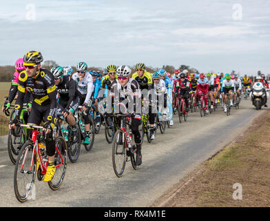 Fains-la-Folie, France - le 5 mars 2018 : Le peoton à cheval sur une route de campagne au cours de l'étape 2 de Paris-Nice 2018. Banque D'Images