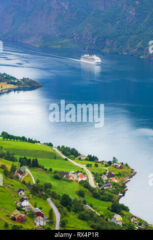 Bateau de croisière dans le fjord d'Aurlandsfjord près du village de Flam, Norvège Banque D'Images