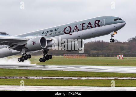 Qatar Airways Boeing 777 décolle. Banque D'Images