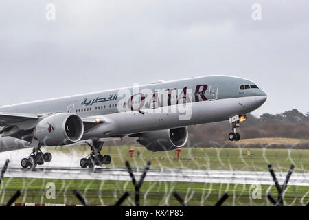 Qatar Airways Boeing 777 décolle. Banque D'Images