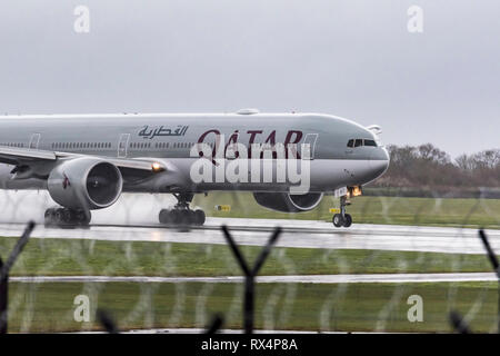 Qatar Airways Boeing 777 décolle. Banque D'Images