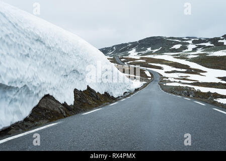 Route touristique norvégien va du Aurlandsfjellet Aurlandsvangen à Laerdalsoyri. Bjorgavegen snowy road Banque D'Images