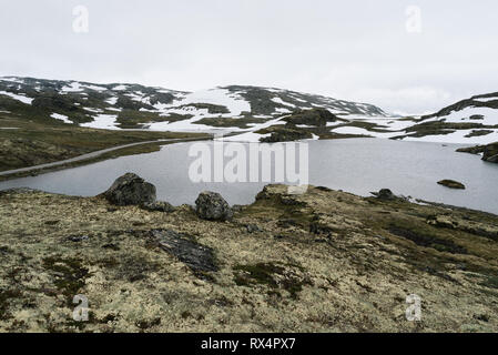 La Norvège, le lac Flyvotni. Près de Sogn og Fjordane County Road 243. Route touristique norvégien va du Aurlandsfjellet Aurlandsvangen à Laerdalsoyri Banque D'Images