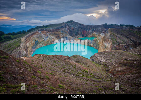 Tri-lacs colorés au Mont Kelimutu sur l'île de Flores en Indonésie Banque D'Images