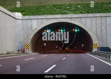 Entrée du tunnel de l'autoroute de l'autoroute, des panneaux d'avertissement de trafic Banque D'Images