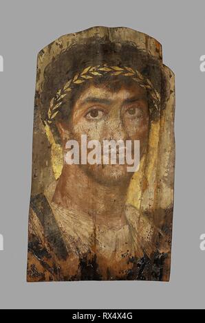 Maman Portrait d'un homme portant une couronne de laurier. Roman. Date : 101 AD AD-150. Dimensions : 41,9 × 24,1 × 0,2 cm (16 1/2 x 9 1/2 x 1/16 in.), Profondeur avec support 5.7 cm (2 1/4 in.). Tilleul (européen), bois d'abeille, pigments, de l'or, du textile, et de résine naturelle. Origine : Fayoum. Musée : le Chicago Art Institute. Auteur : romain antique. Banque D'Images