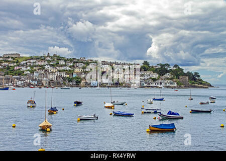 Polruan vu de Fowey Cornwall Banque D'Images