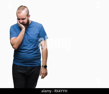 Young caucasian hipster homme sur fond isolé à la pensée fatigué et ennuyé par la dépression Les problèmes avec les bras croisés. Banque D'Images