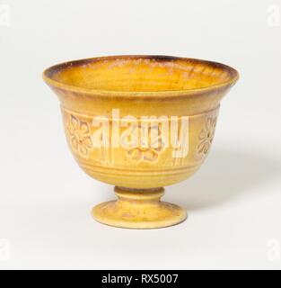 La coupe des tiges avec fleurs. La Chine. Date : 618 AD AD-906. Dimensions : H. 7,1 cm (2 13/16 po) ; diam. 9,3 cm (3 11/16 po.). Avec le grès et glaçure jaune-moule sous glaçure impressionné la décoration. Origine : Chine. Musée : le Chicago Art Institute. Banque D'Images