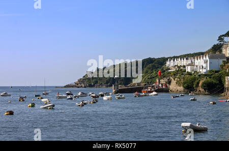 Bateaux sur la rivière à Fowey. Les Fortifications en distance Banque D'Images