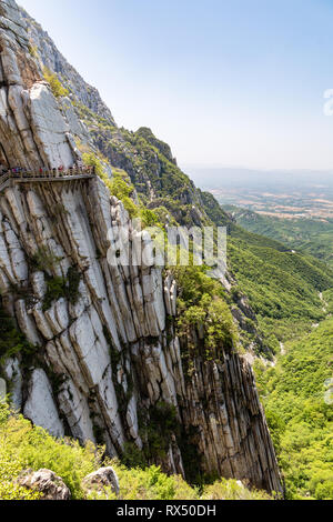 Falaises et sentiers dans la montagne Songshan, Dengfeng, Chine. Songshan est le plus grand des 5 montagnes sacrées de Chine dédié au taoïsme et au-dessus Banque D'Images