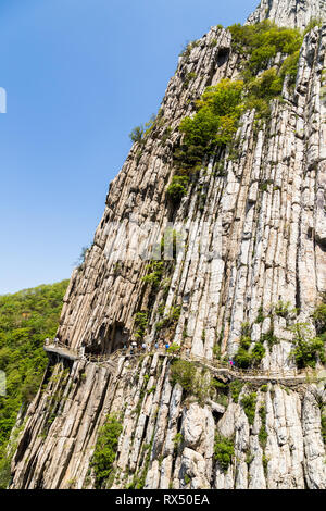 Falaises et sentiers dans la montagne Songshan, Dengfeng, Chine. Songshan est le plus grand des 5 montagnes sacrées de Chine dédié au taoïsme et au-dessus Banque D'Images