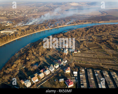 Vue de dessus de l'antenne de rivière qui coule à travers la ville. Paysage rural de maisons d'habitation, les routes et les arbres sur le printemps ou l'automne 24. Photographie de drones. Banque D'Images