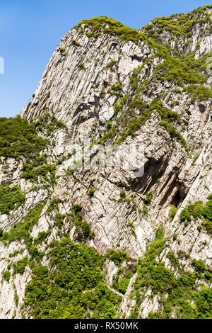 Falaises et sentiers dans la montagne Songshan, Dengfeng, Chine. Songshan est le plus grand des 5 montagnes sacrées de Chine dédié au taoïsme et au-dessus Banque D'Images