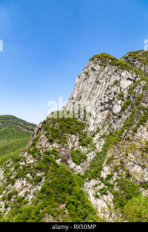 Falaises et sentiers dans la montagne Songshan, Dengfeng, Chine. Songshan est le plus grand des 5 montagnes sacrées de Chine dédié au taoïsme et au-dessus Banque D'Images