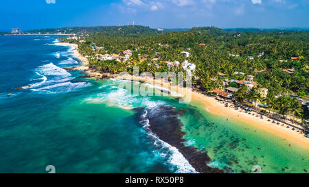 Vue aérienne. Vue de la plage à Unawatuna, Sri Lanka. Banque D'Images