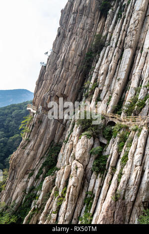 Falaises et sentiers dans la montagne Songshan, Dengfeng, Chine. Songshan est le plus grand des 5 montagnes sacrées de Chine dédié au taoïsme et au-dessus Banque D'Images