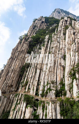 Falaises et sentiers dans la montagne Songshan, Dengfeng, Chine. Songshan est le plus grand des 5 montagnes sacrées de Chine dédié au taoïsme et au-dessus Banque D'Images