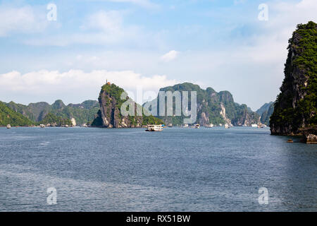 Bateaux de croisière voile parmi les formations karstiques de la Baie d'Halong, Vietnam, dans le golfe du Tonkin. La baie d'Halong est un site classé au patrimoine mondial et le plus Banque D'Images