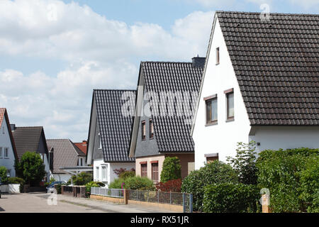 Maisons à pignon, immeubles d'habitation modernes, maisons individuelles, Achim, Basse-Saxe, Allemagne, Europe Banque D'Images