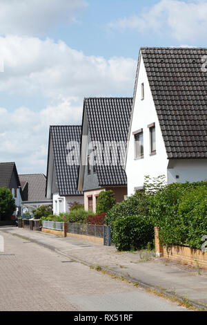 Maisons à pignon, immeubles d'habitation modernes, maisons individuelles, Achim, Basse-Saxe, Allemagne, Europe Banque D'Images