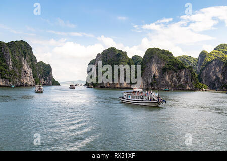 Bateaux de croisière voile parmi les formations karstiques de la Baie d'Halong, Vietnam, dans le golfe du Tonkin. La baie d'Halong est un site classé au patrimoine mondial et le plus Banque D'Images