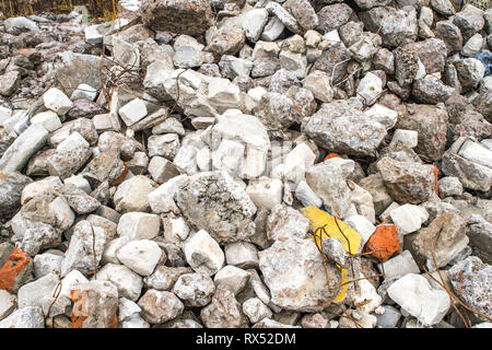 Une pile de pièces de béton structure à partir de l'épave de gris des pierres et briques. L'arrière-plan. Banque D'Images