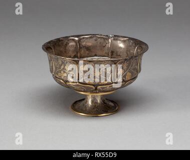 Coupe de la tige. La Chine. Date : 618 AD AD-906. Dimensions : H. 4,8 × diam. 7,8 cm ; (3.1 × 1.9 in.). Argent avec dorure colis décoration. Origine : Chine. Musée : le Chicago Art Institute. Banque D'Images