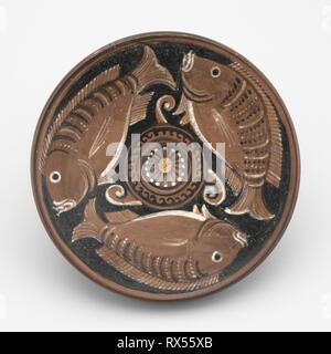 Plaque de poisson. Grec ; Canosa, Pouilles, Italie ; attribué à l'Hippocamp Groupe. Date : 350 BC-325 BC. Dimensions : 5 × 21,5 × 21,5 cm (2 × 8 × 1/2 8 1/2 in.). Terre cuite, décoré dans la red-figure technique. Origine : Canosa di Puglia. Musée : le Chicago Art Institute. Auteur : grec ancien. Banque D'Images