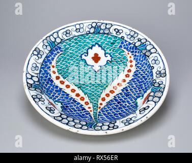 Plat (Tabaq) avec écailles et feuilles dentelées. La Turquie, Iznik. Date : 1550-1599. Dimensions : 6 × 30,7 cm (2 3/8 x 12 1/16 in.). Fritware avec peinture sous glaçure en bleu, turquoise, rouge et noir. Origine : Turquie. Musée : le Chicago Art Institute. Auteur : islamique. Banque D'Images