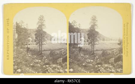 Cooley's Ranch, 10 miles à l'est du Camp d'Apache, de l'Arizona. Une caractéristique mountain "Park" et les Indiens Apache ferme. Ici les Apaches cultivent du maïs, blé et quelques légumes. Timothy O'Sullivan (Américain, né en Irlande, 1840-1882), commandé par George Wheeler pour le Département de la guerre, Corps of Engineers de l'armée américaine. Date : 1873. Dimensions : 9,3 x 7,5 cm (chaque image) ; 10 x 17,7 cm (carte). L'albumine, stéréo, n° 32 de la série "Explorations géographiques et des enquêtes à l'ouest du 100e méridien". Origine : Etats Unis. Musée : le Chicago Art Institute. Banque D'Images